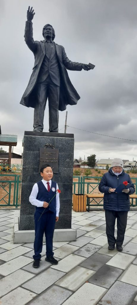 Возложение цветов памятнику народного поэта Ивана Гоголева-Кындыл